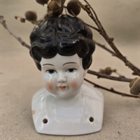 hvidt-porcelaenshoved-sort-haar-antik-dukke-hoved-gammelt-legetoej